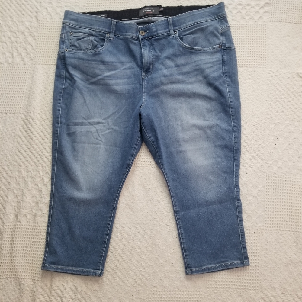 Torrid Bombshell Skinny Elastic Waist Denim Capris Size 26